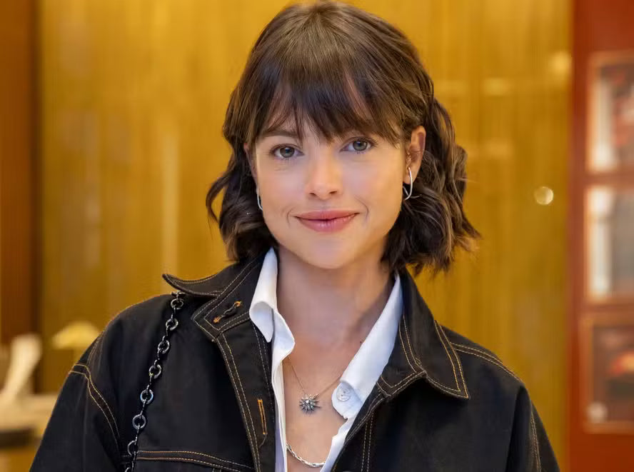 As joias da Ingrid, personagem de Agatha Moreira em "Quem Ama Cuida" são Bautti.