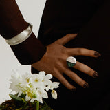 Anel Casulo Ouro Branco 18k e Esmeralda