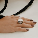 Anel Casulo Ouro Branco 18k e Esmeralda