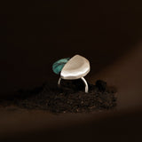 Anel Casulo Ouro Branco 18k e Esmeralda